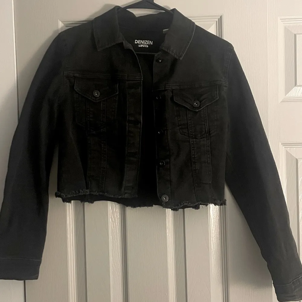 Cropped Levi’s Trucker Black Jean Jacket - Image 4