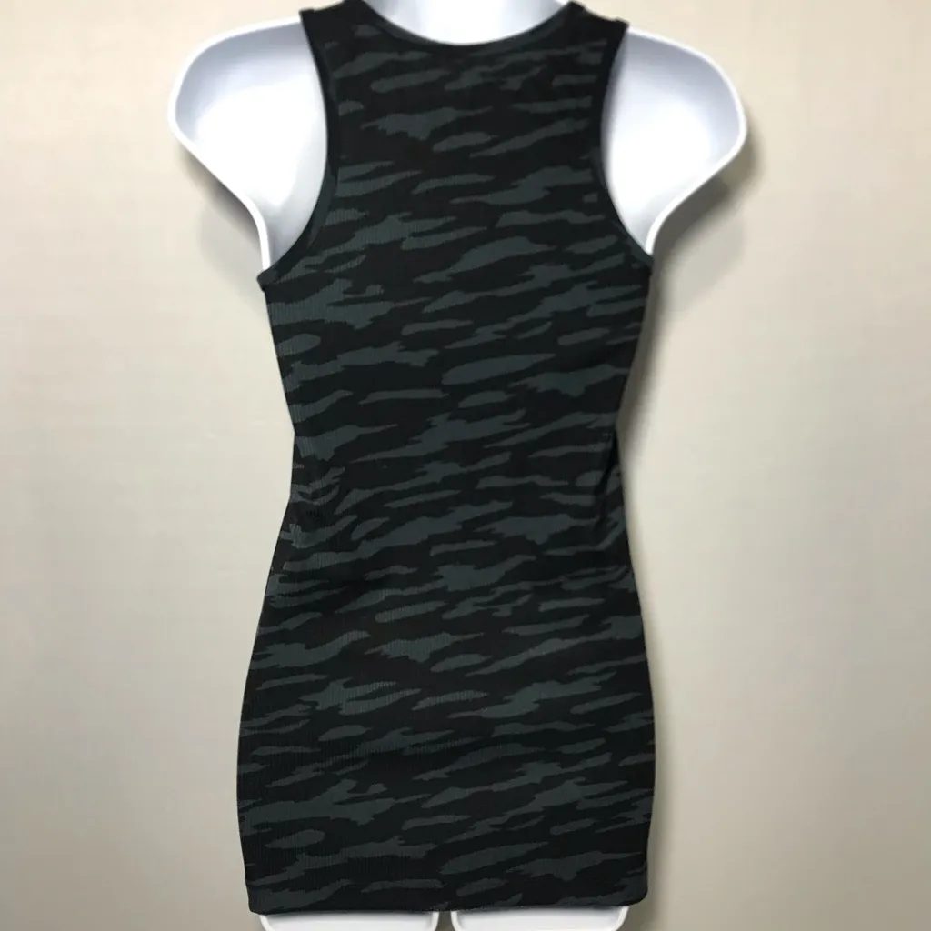 Under Armour Fitted Tank Top Size Medium - Image 4