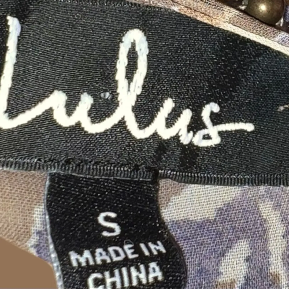 Lulu’s taupe floral flowy blouse! Tan - Image 13