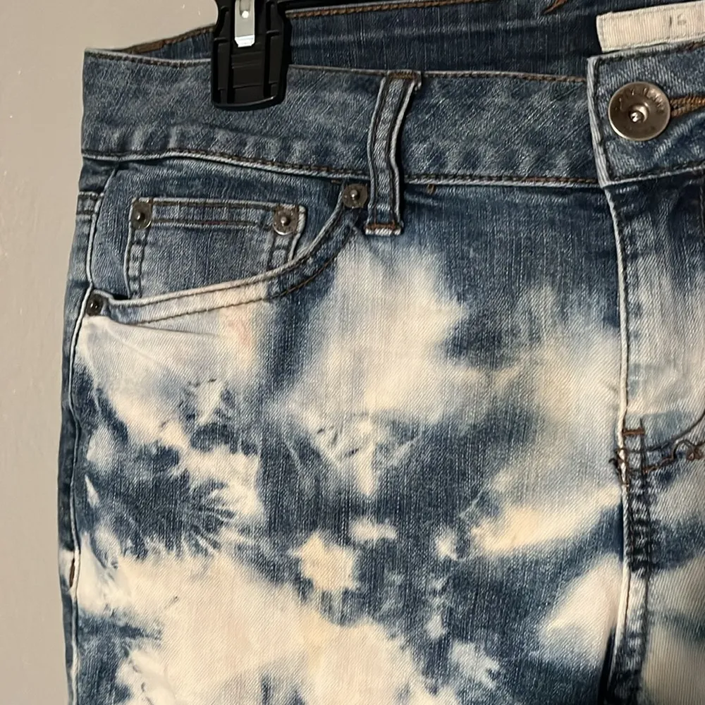 DKNY JEANS bleached Bermuda stretch jean shorts - Image 4