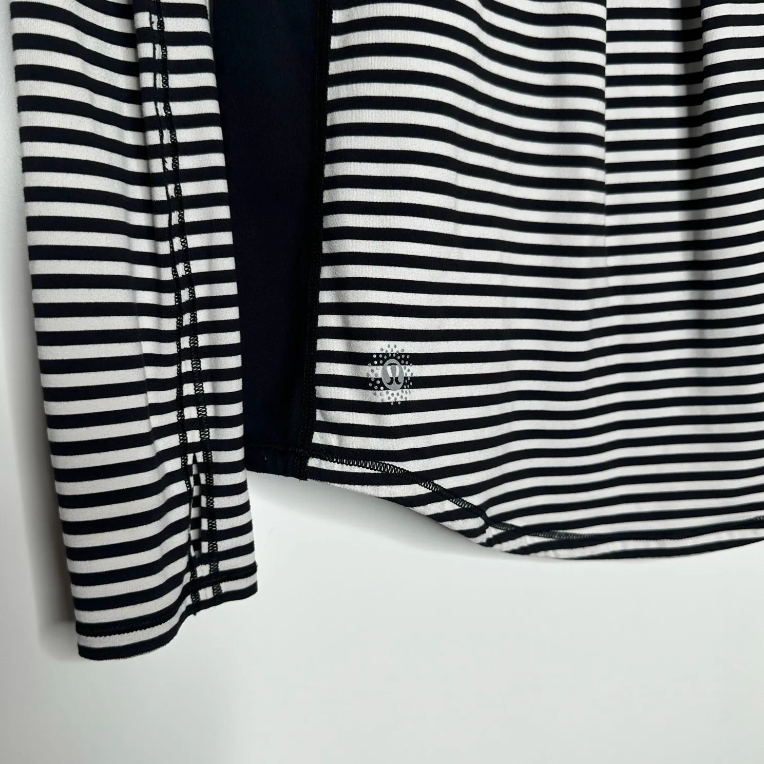 Lululemon Tuck & Flow RARE Seawheeze Striped Top Women's Black White Size 6? - Image 3