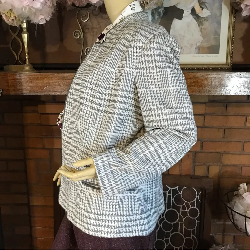 VINTAGE 1980'S UNBRANDED GRAY & WHITE PRINT OPEN FRONT CARDIGAN BLAZER (XL) - Image 4