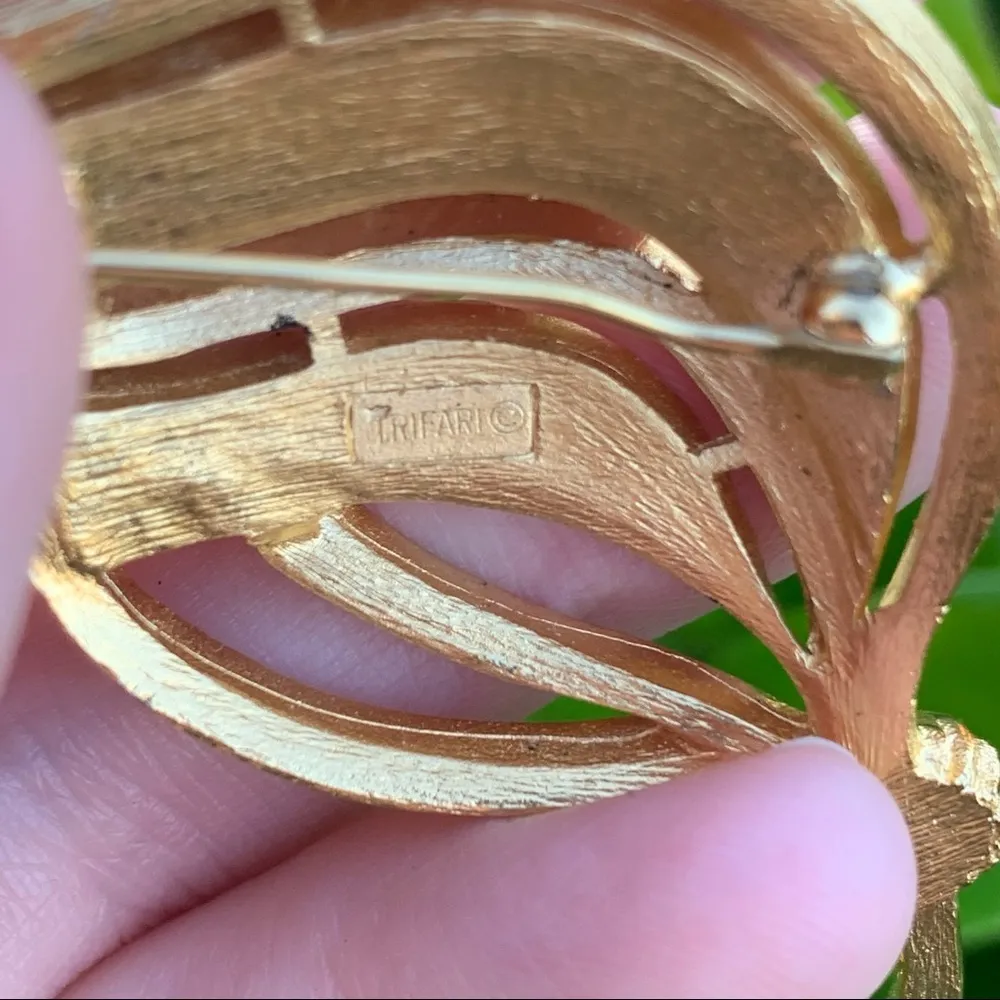 Vintage Signed Trifari Gold Brooch Pin - Image 4