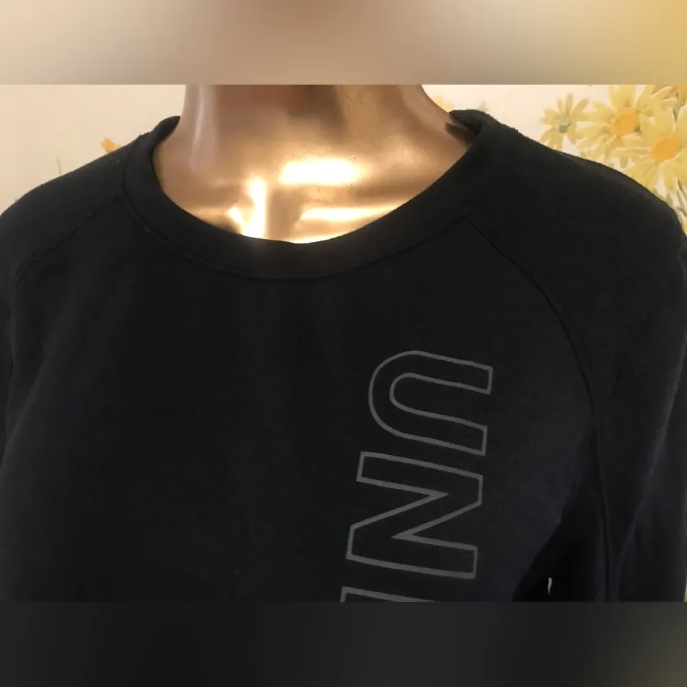 Under amor thumbhole long sleeve shirt size S - Image 3