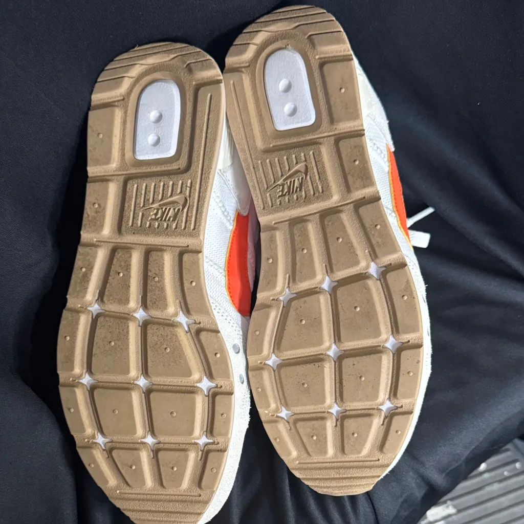 Nike Cream and Orange Sneakers - Image 4