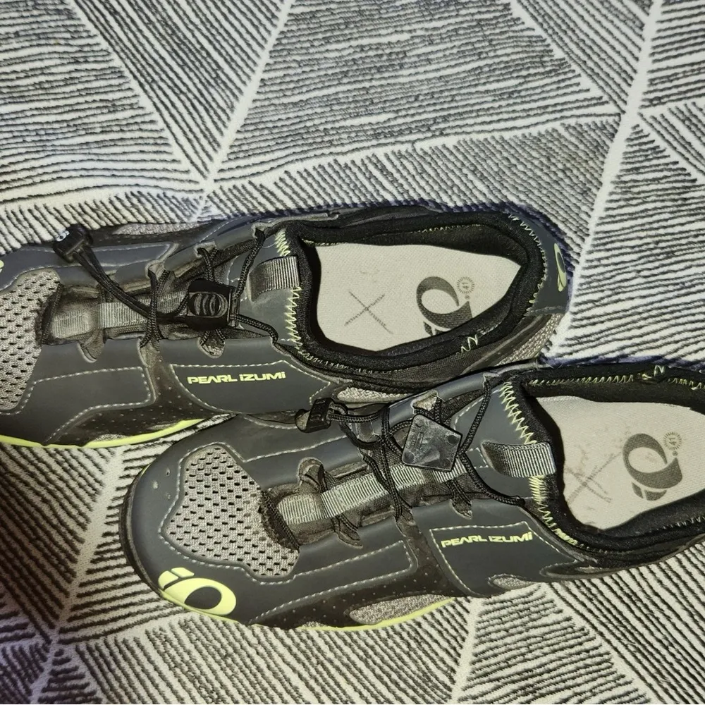 Pearl Izumi Black and Lime Cycling Shoes - Image 2