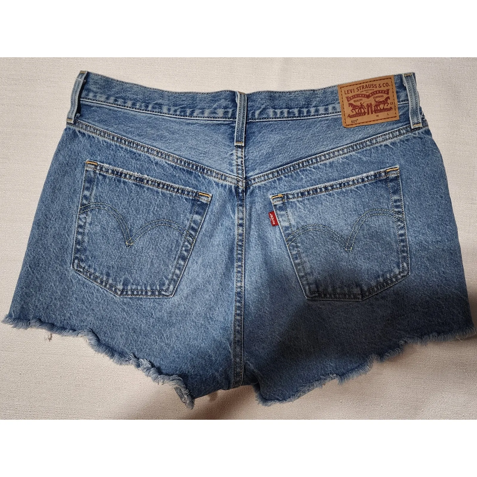 Levi's women's shorts 501 button fly W33'' - Image 3