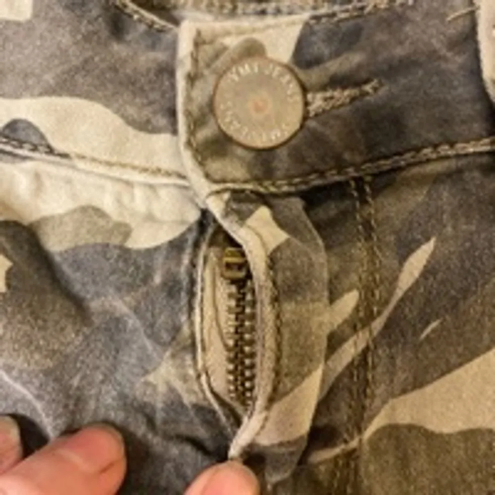 YMI Women's Green Camo Jean Shorts Size 5 - Image 4