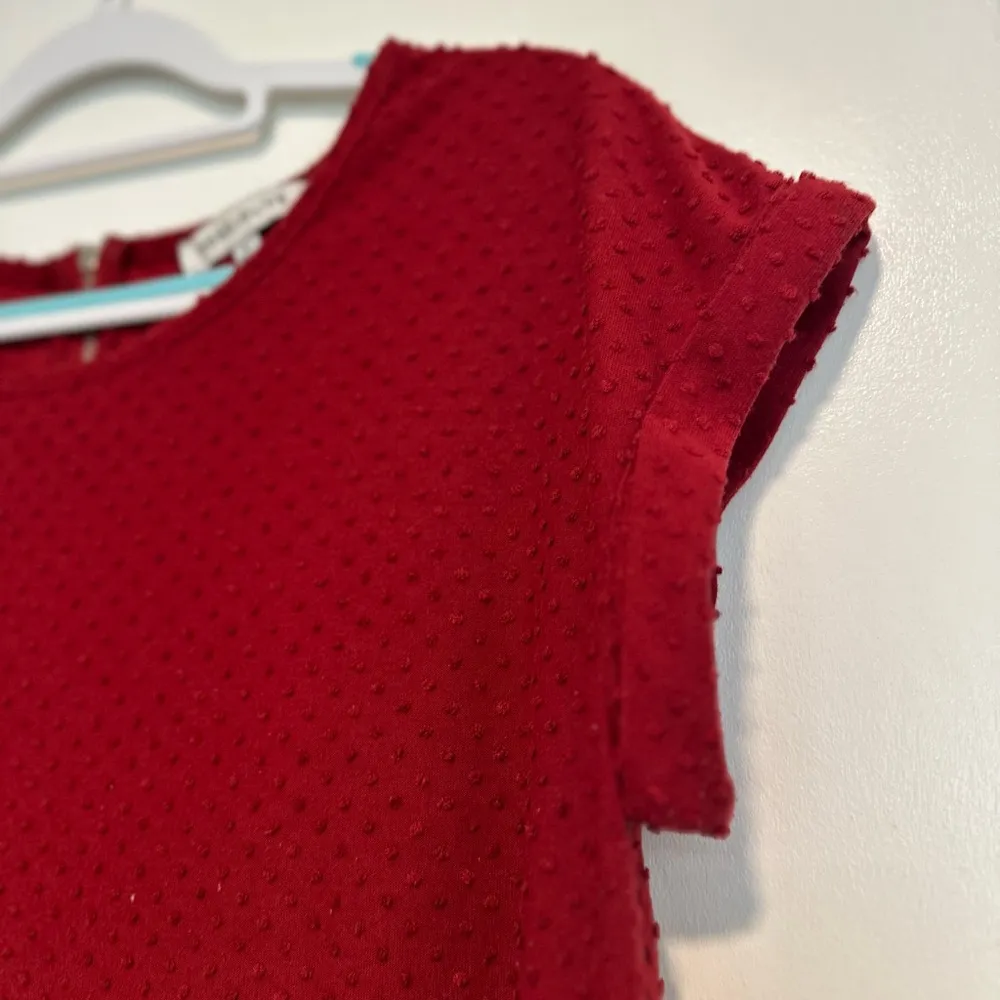 Rose & Olive Women’s Sz: L Red Cap Sleeve 3D Polka Dot Zip Back Loose Fit Top. - Image 8