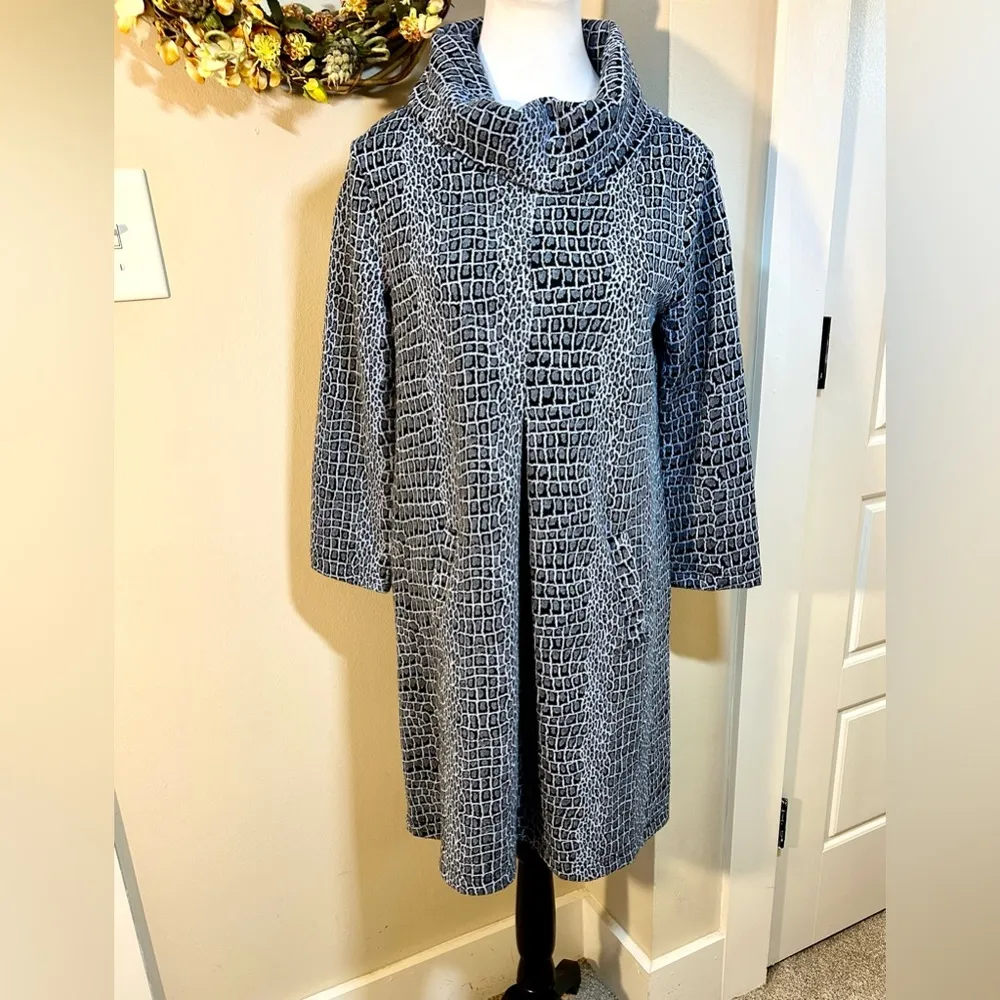 TYLER BOE Kim Snakeskin Print Knit Cowl Neck Shift Dress w/Pockets Women’s Small Gray - Image 11