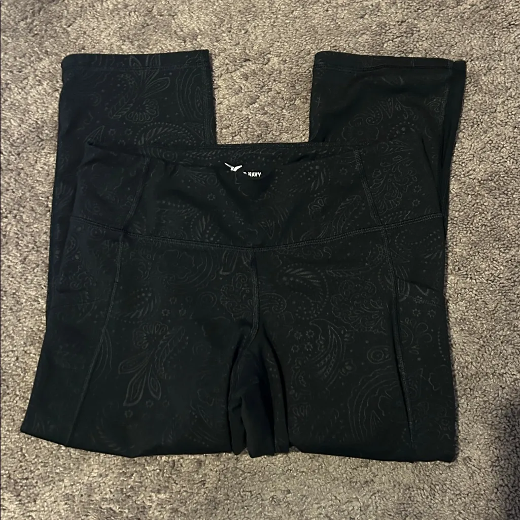 Size medium athletic cropped leggings bundle!! - Image 2