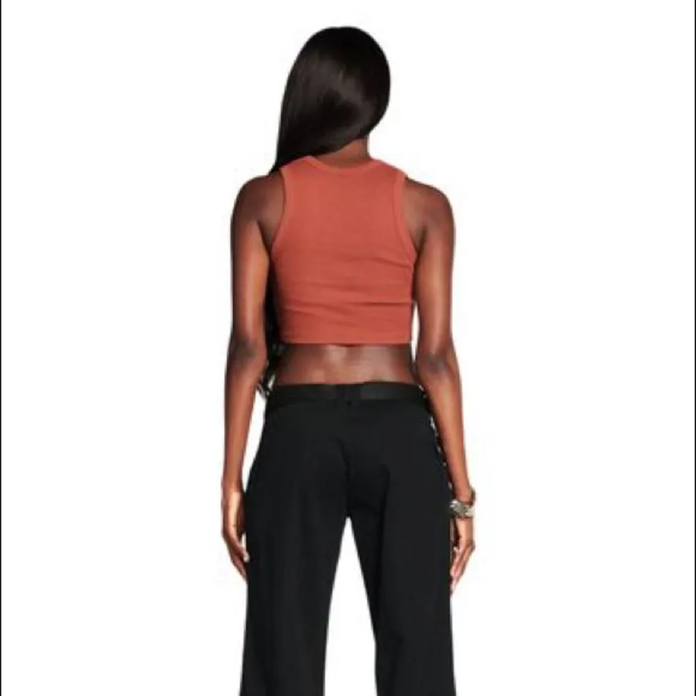 i am gia  ribbed knit vea crop cropped tank top xs in brown - Image 2