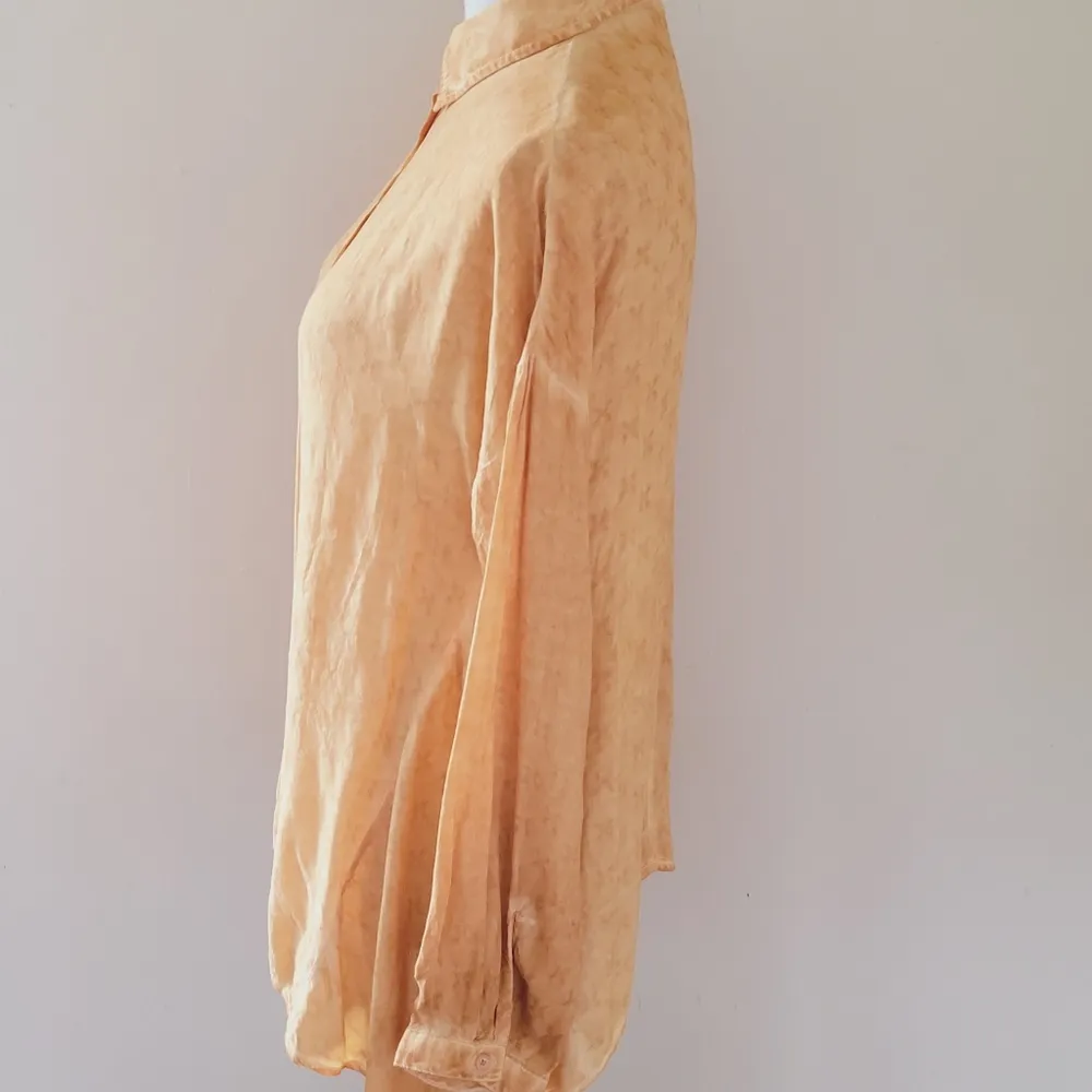 Lulu's Black Swan button down size medium - Image 4