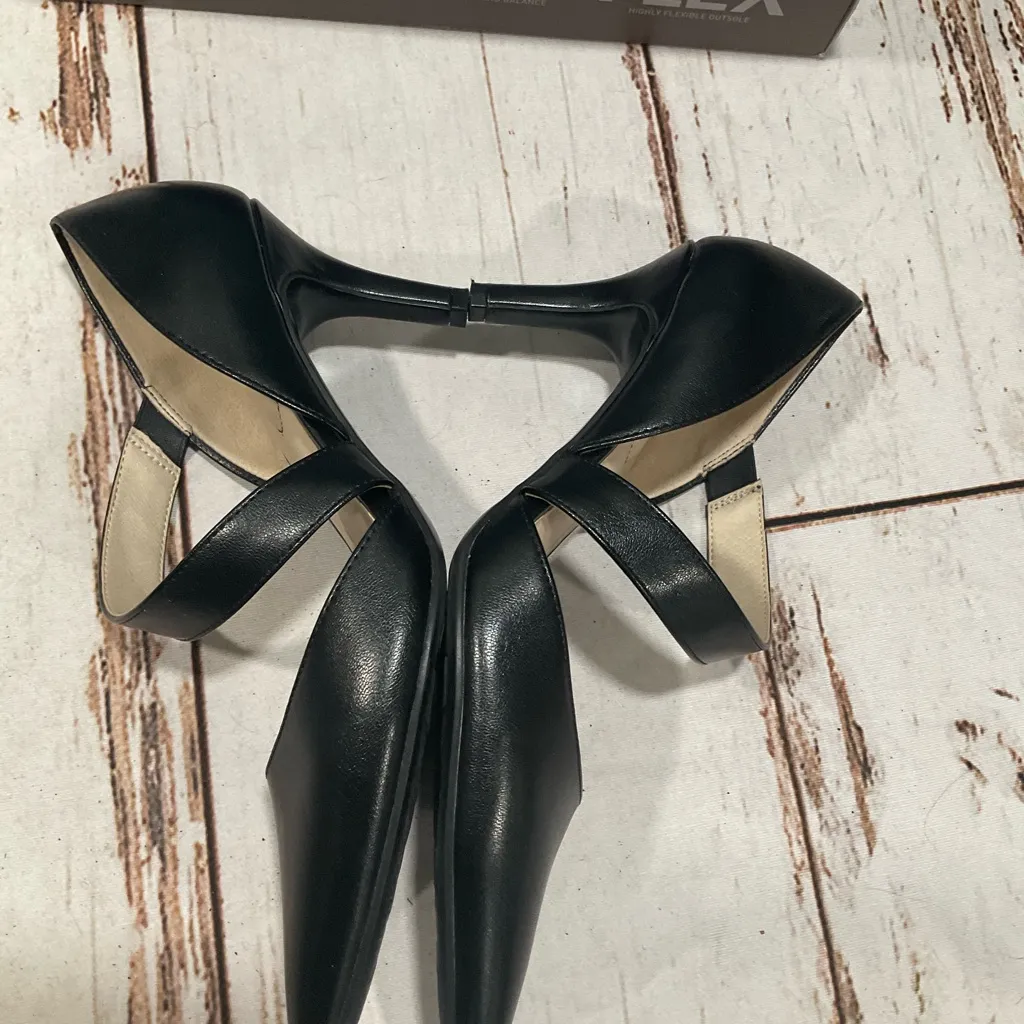 LIFE STRIDE SOFT SYSTEM SUKI BLACK CROSS STRAP PUMPS - Image 6