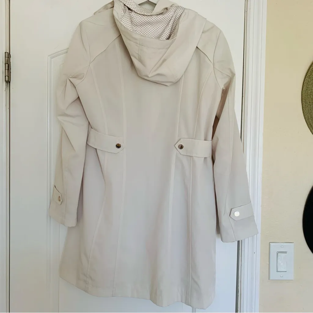 EUC Gallery New York Women’s Off-White Hooded Midweight Raincoat | Size: M - Image 12
