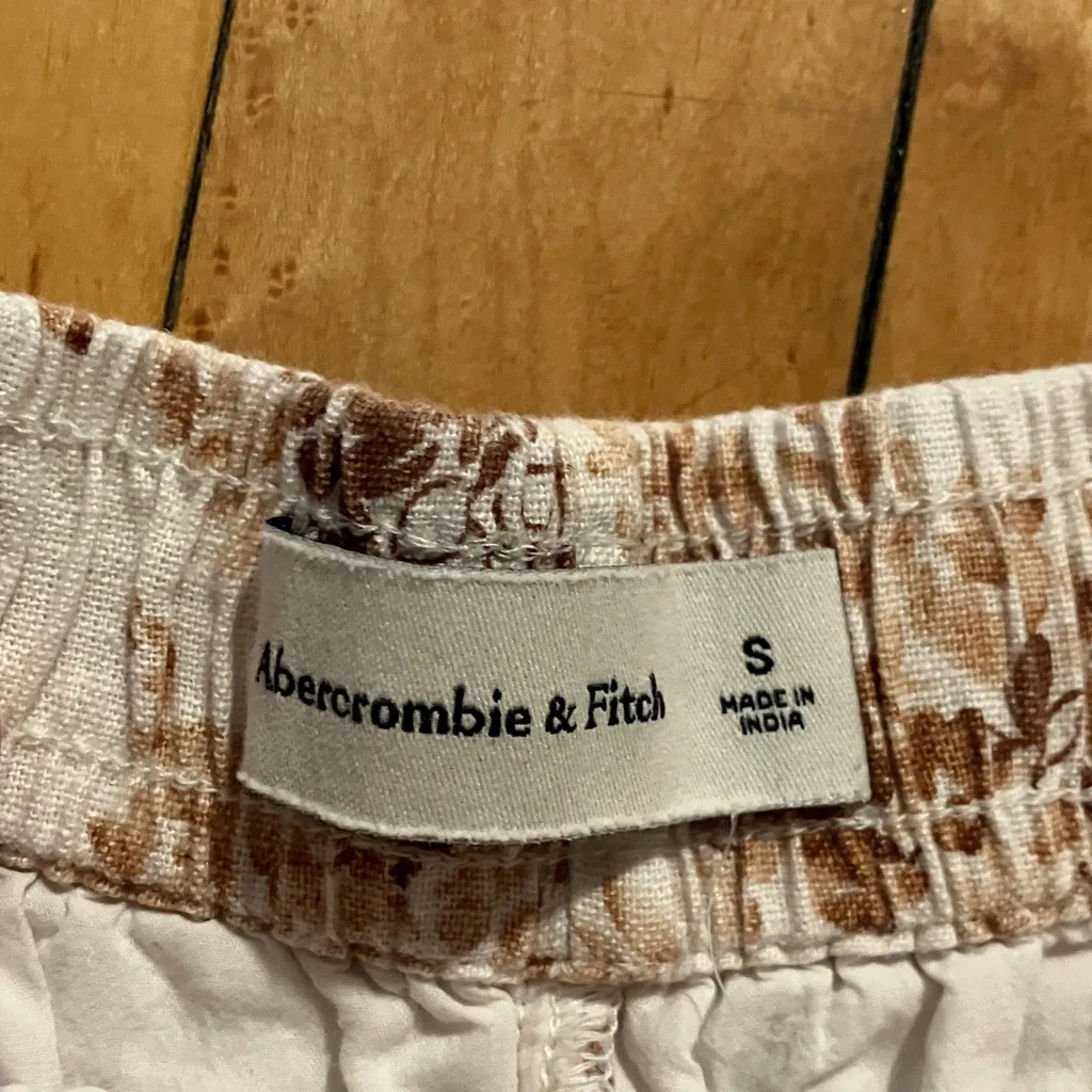 Abercrombie Tia Booth Linen Floral Tan and White Ruffled Shorts - Image 3