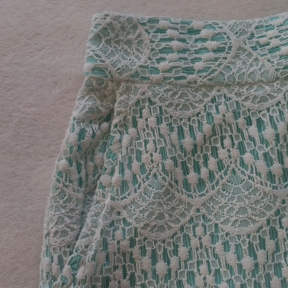 Loft Aqua and White Lace Overlay Sea Shell Scallop Shorts - Image 5