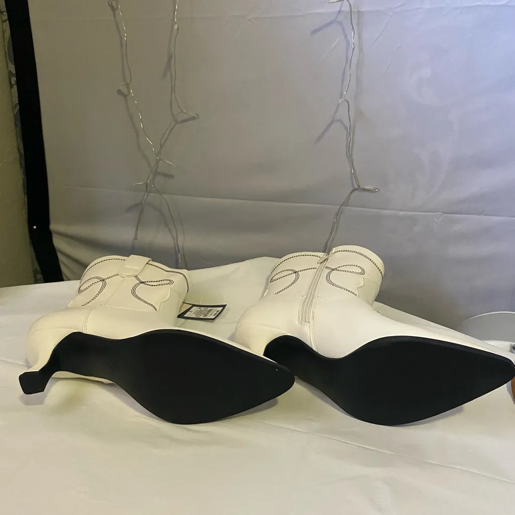 Stylish White Western Boots Size 7.5 - Image 4