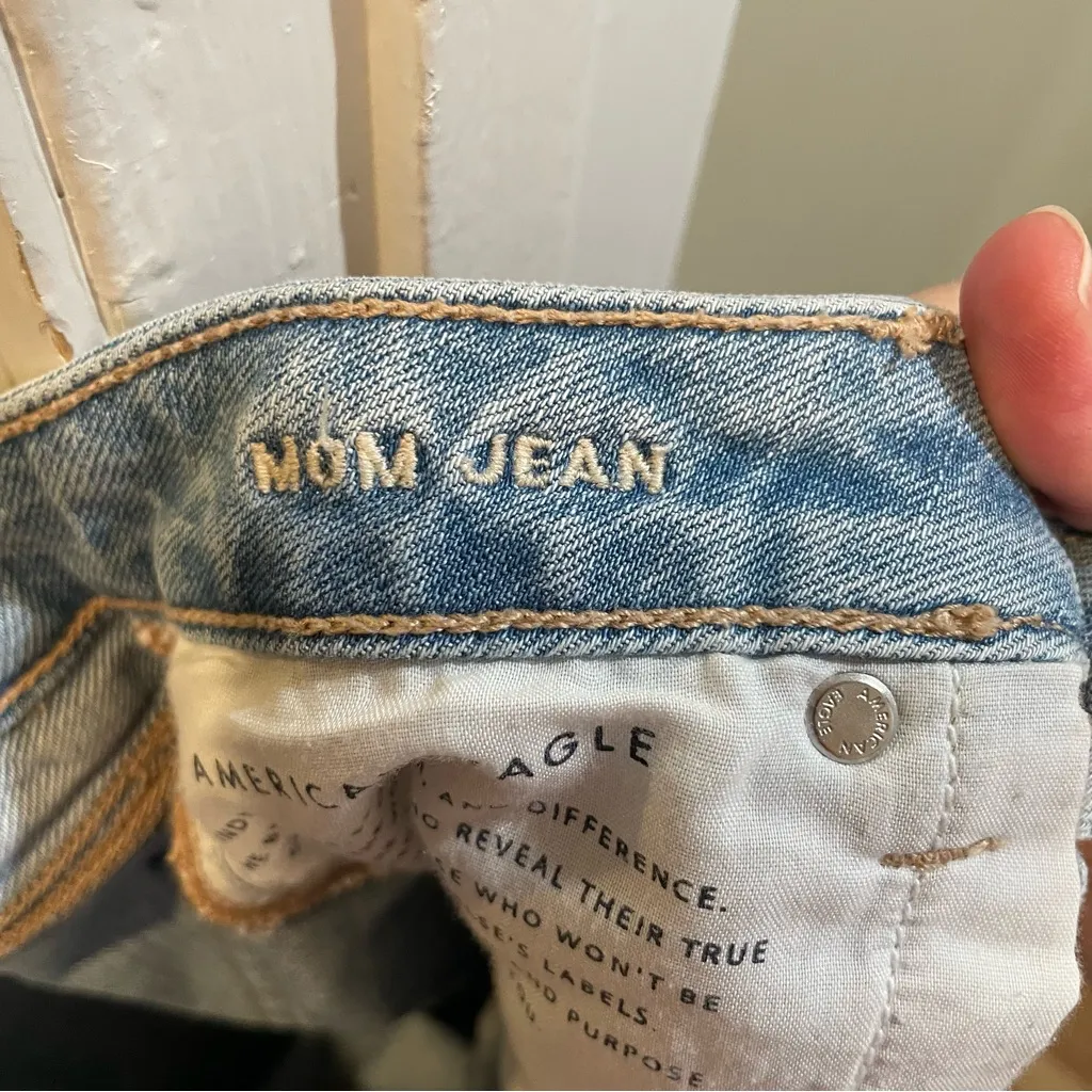 American Eagle Mom Jeans Distressed Light Wash Women’s Size 4 - Image 7