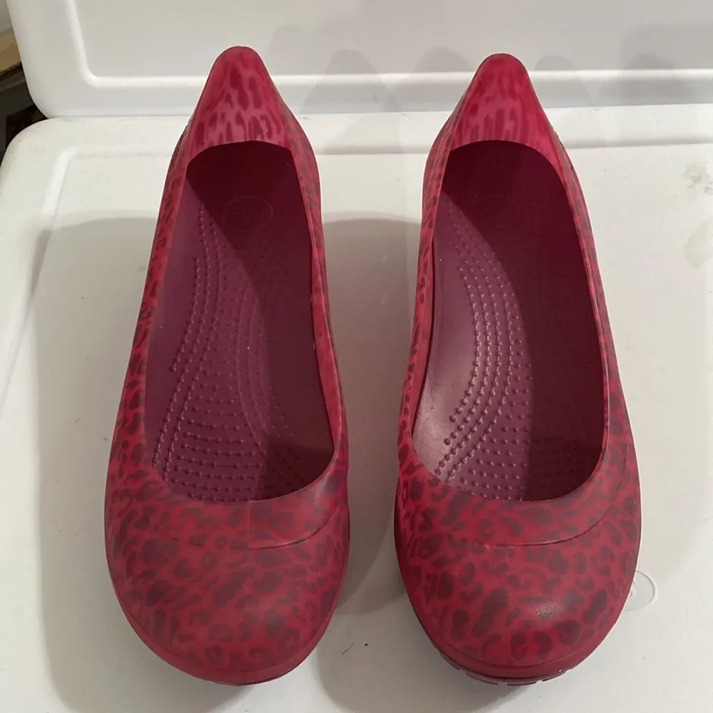 Crocs Deep pink and purple Carlisa Animal Mini Wedge shoes size 10 - Image 3