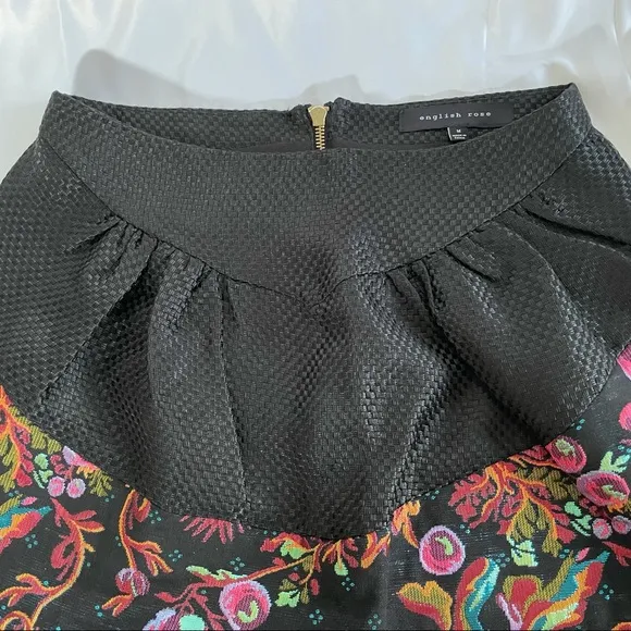 New  Metallic Floral Jacquard Mini Skirt Black Pink - Image 5