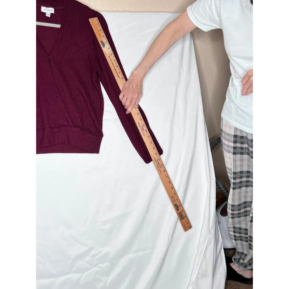 Evereve size M sweater snap closure burgundy - Image 9