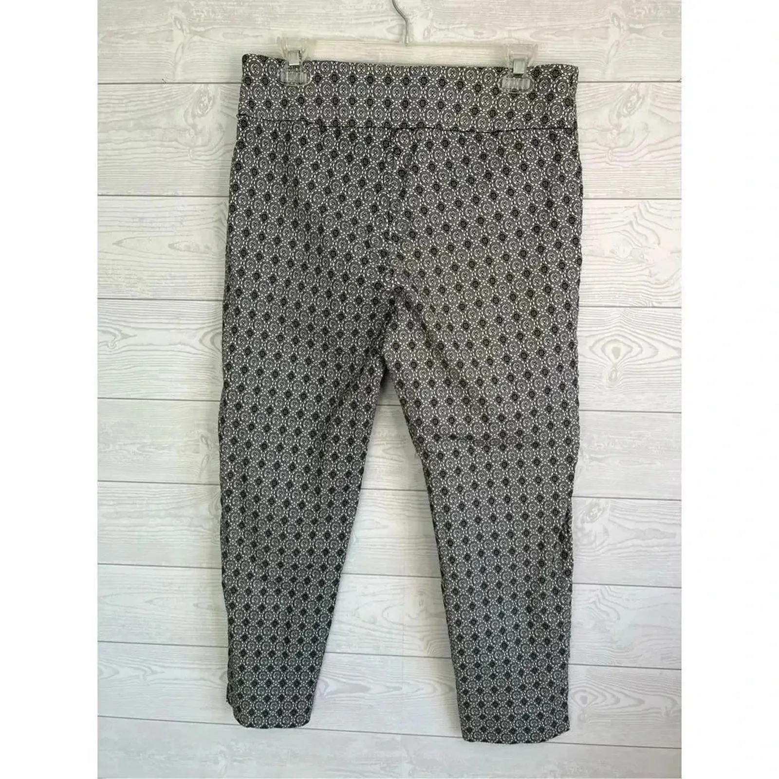 Roz & Ali black & white stretch Fleur De Lis ankle  pants Size 14 - Image 3