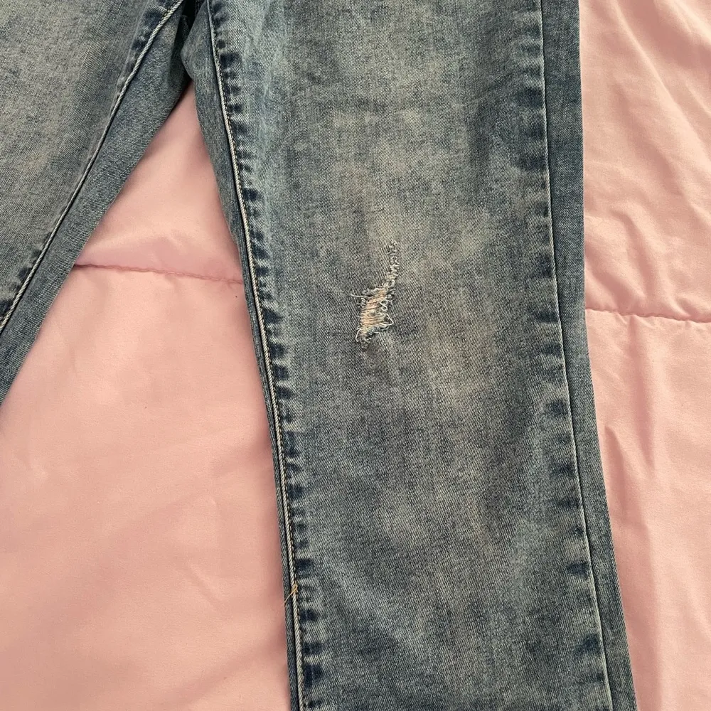 Blank NYC Skinny Classique distressed blue medium wash jeans, size 28” low rise - Image 8