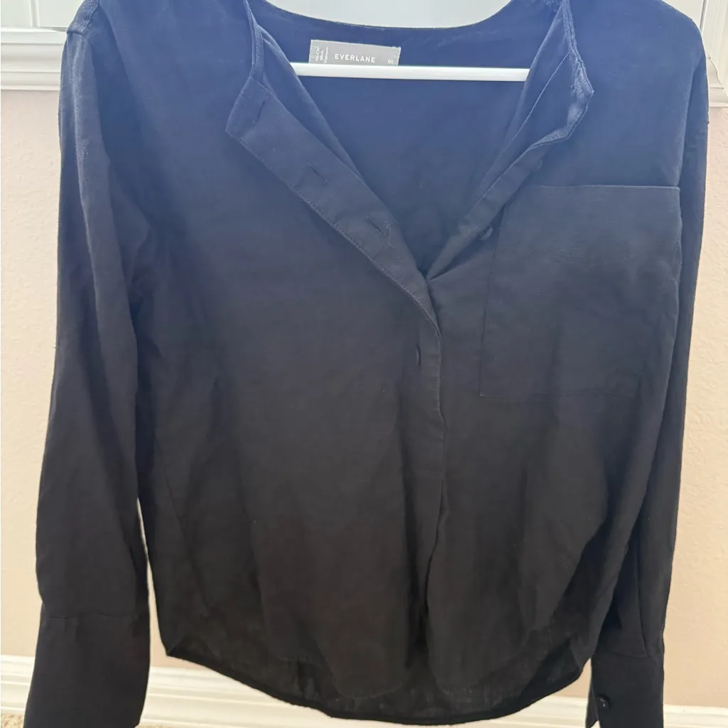 Everlane Black popover shirt - Image 3