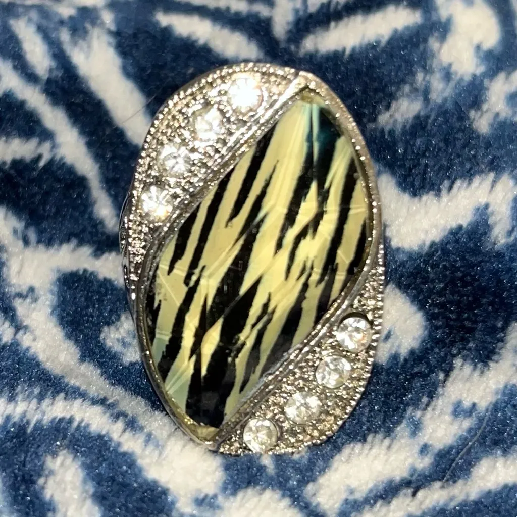 NEW! #2 Statement Ring Animal Print Design Set in silver-toned metal rhinestone - Image 2