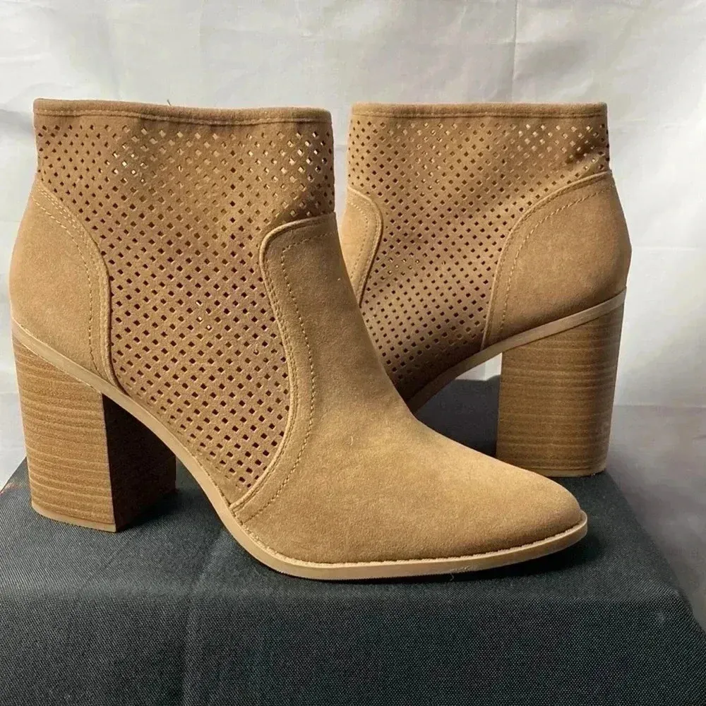 UNIVERSAL THREAD WO SIZE 11 TAN LASER CUT ANKLE BOOTS INSIDE ZIP. 4” HEEL - Image 3