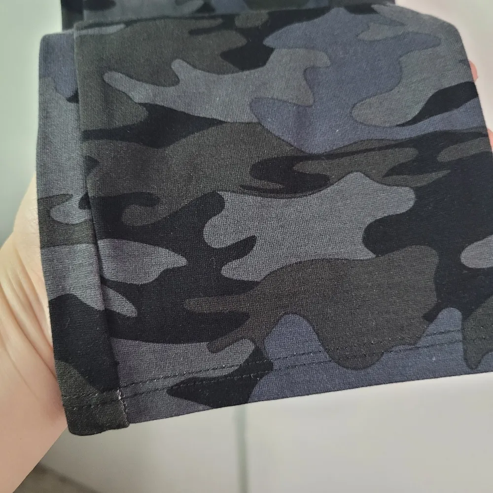 Rachel Zoe Black and Gray Camo Print High Waisted Leggings - Image 3