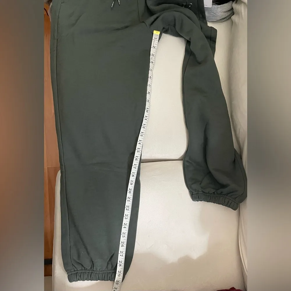 NWT Alo Yoga Accolade Sweatpants Limited Edition Dark Cactus Size XL Unisex - Image 8