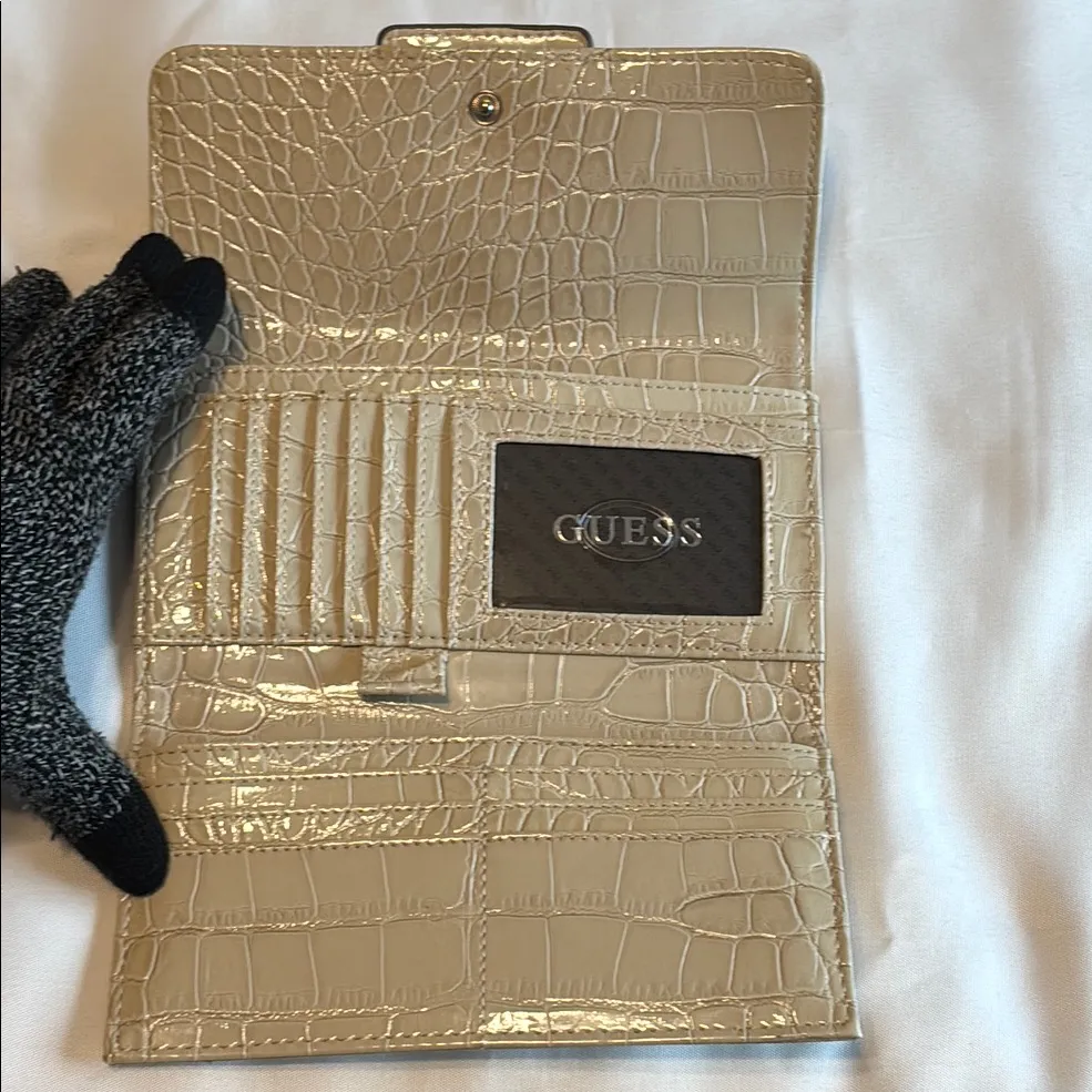 GUESS Cream Textured Wallet with Bow Closure – GUC - Image 4