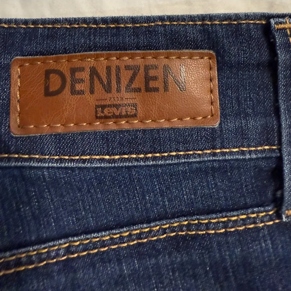 Denizen by Levi’s denim shorts. Front & back pockets. Dark wash. Size 4 - Image 4