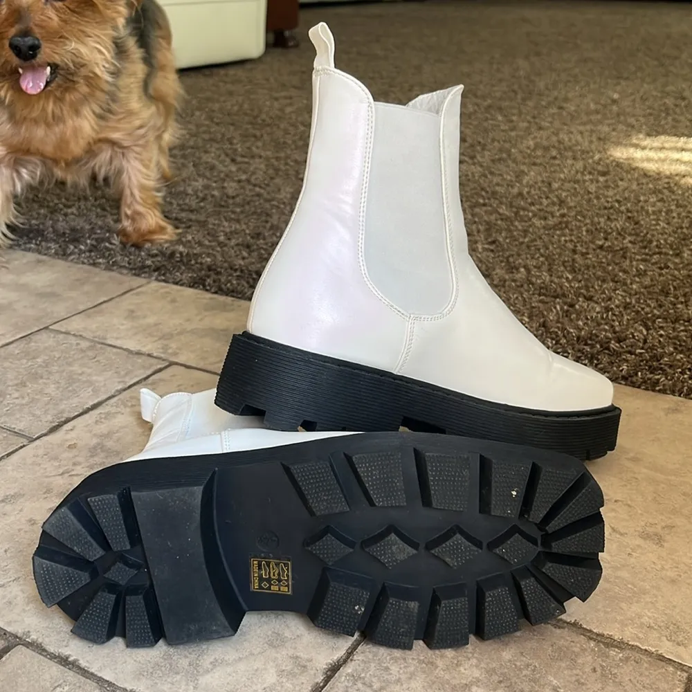 Pretty Little Thing White Chunky Sole Chelsea Square Toe Ankle Boots - Image 7