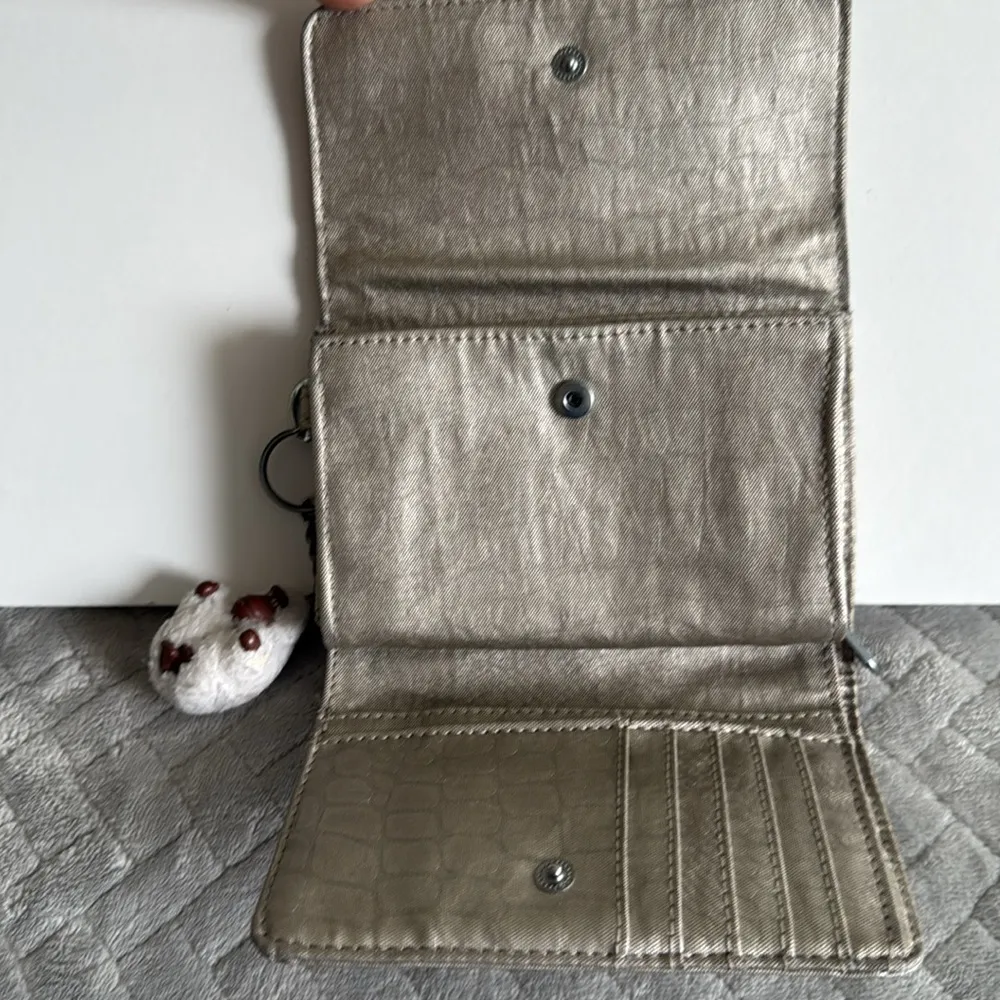 Pixi
Medium Metallic Organizer Wallet- Starry Gold Metallic - Image 8