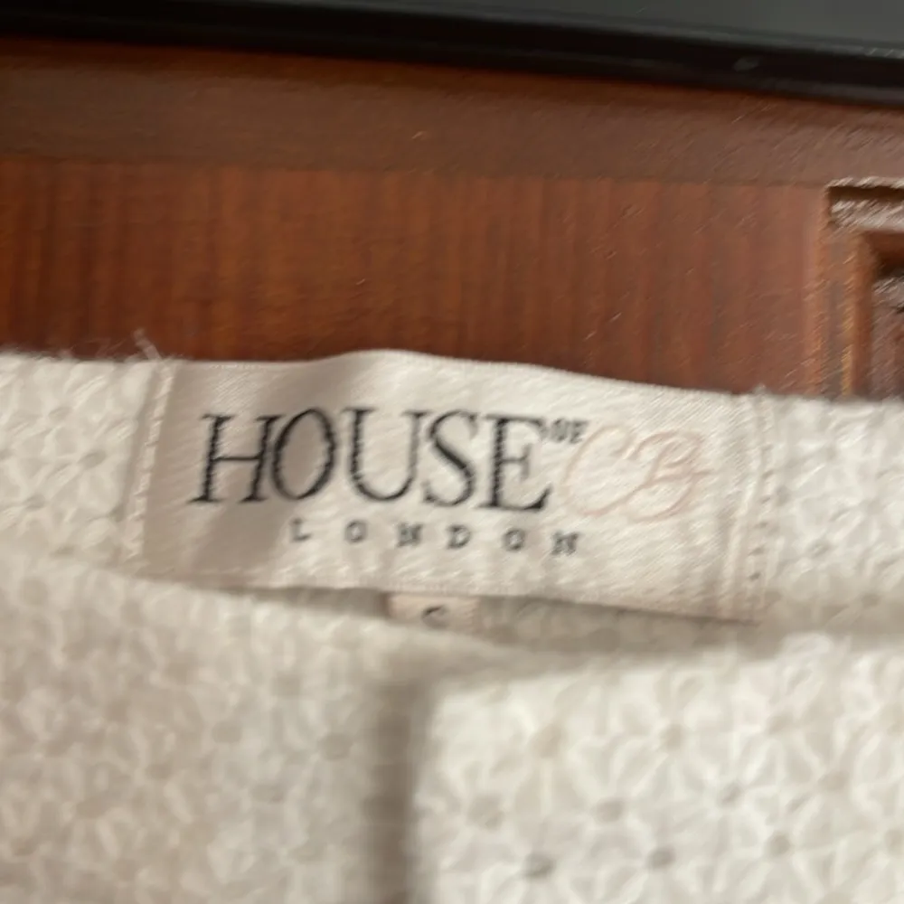 HOUSE OF CB LONDON Elegant white Textured EYELET Pants small - Image 2