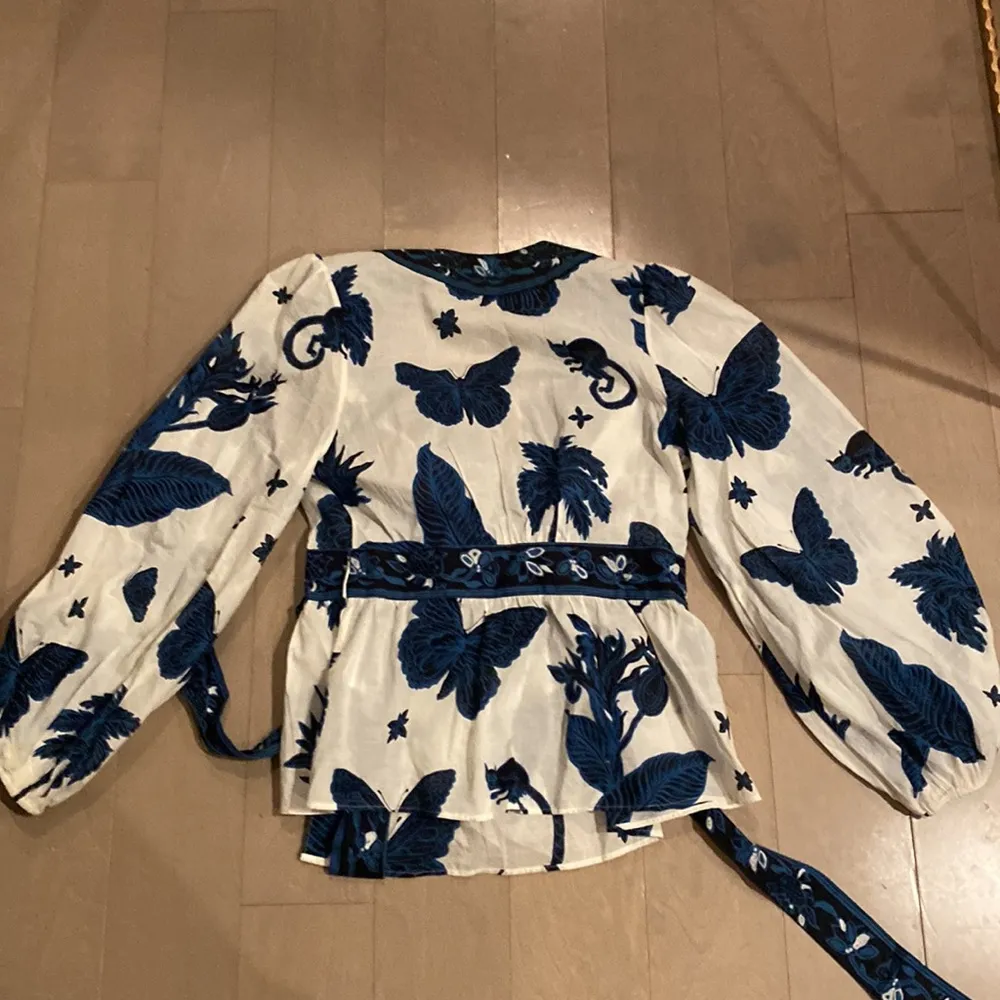 GORGEOUS banana republic balloon sleeve butterfly print top - medium - Image 4