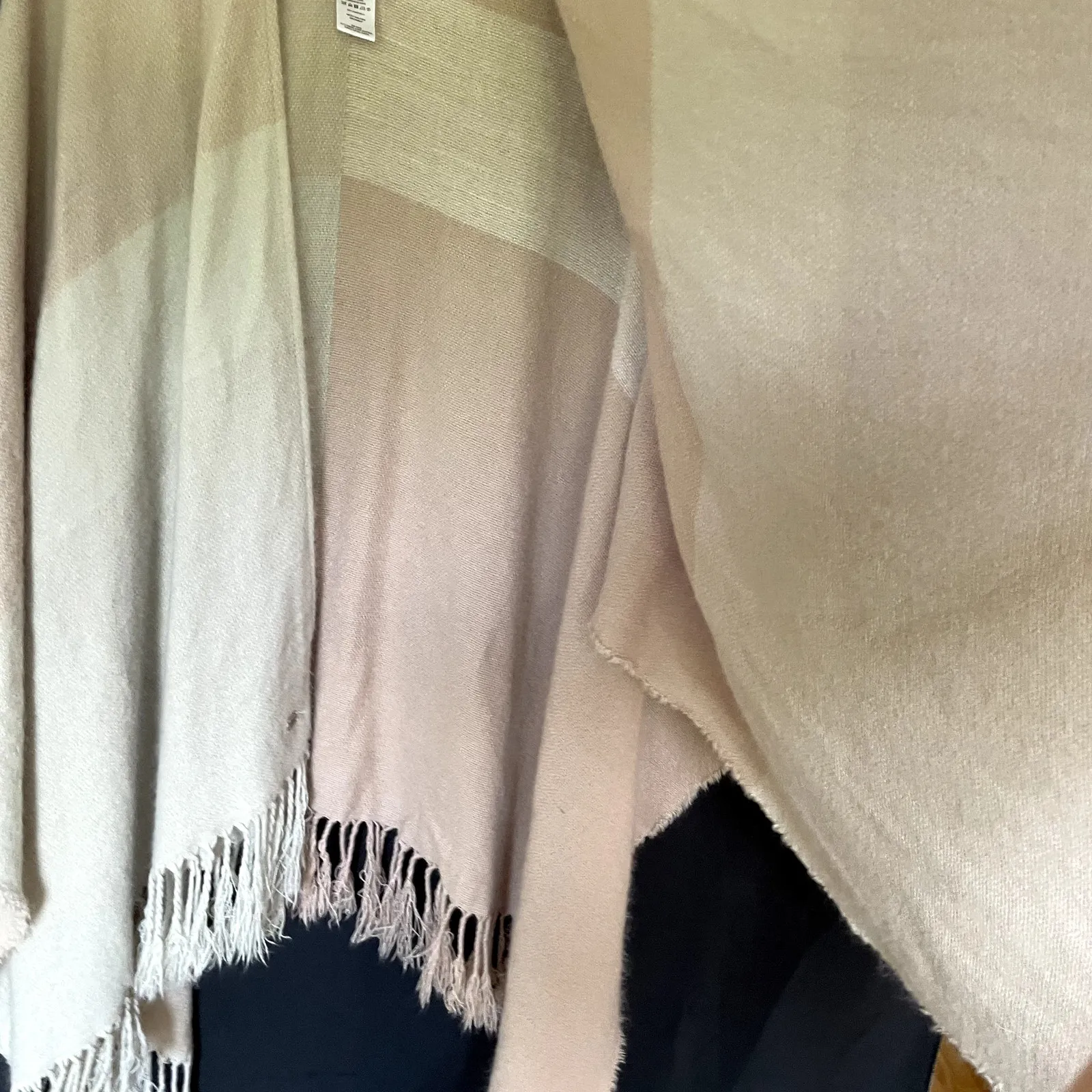 Soia & Kyo beige pink colorblock shawl fringe detail one size fits all boho - Image 3