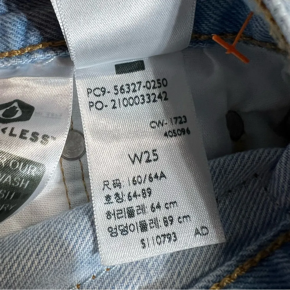 Levi’s Women’s 501 Light Wash Distressed Denim Shorts size 25 EUC - Image 5