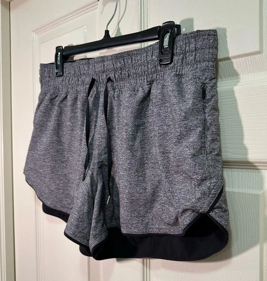 Lululemon Choose a Side Reversible Shorts Size 10 Mid Rise 3” Inseam Gray Black - Image 3