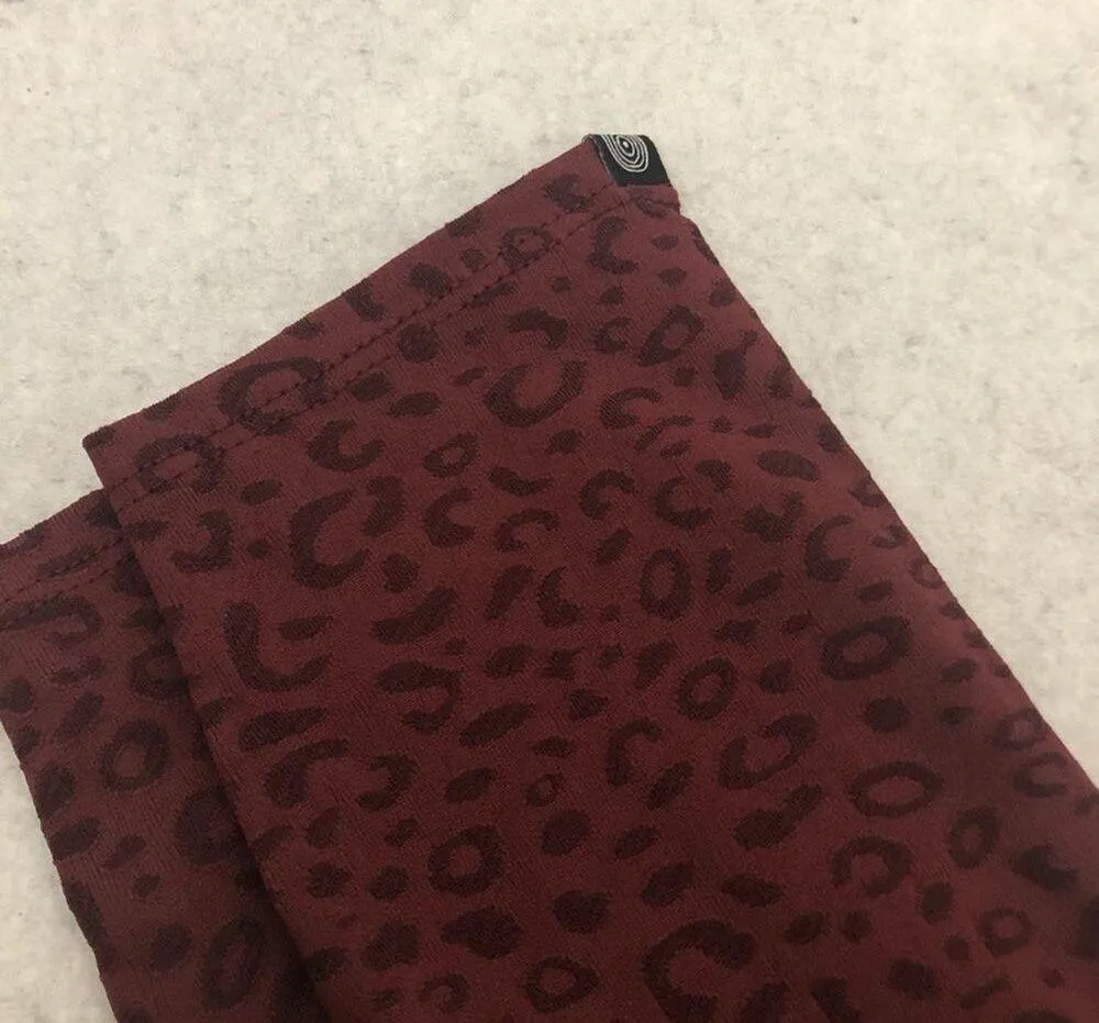 Onzie Animal Jacquard Midi Leggings Burgundy Cherry Red NEW - Image 4