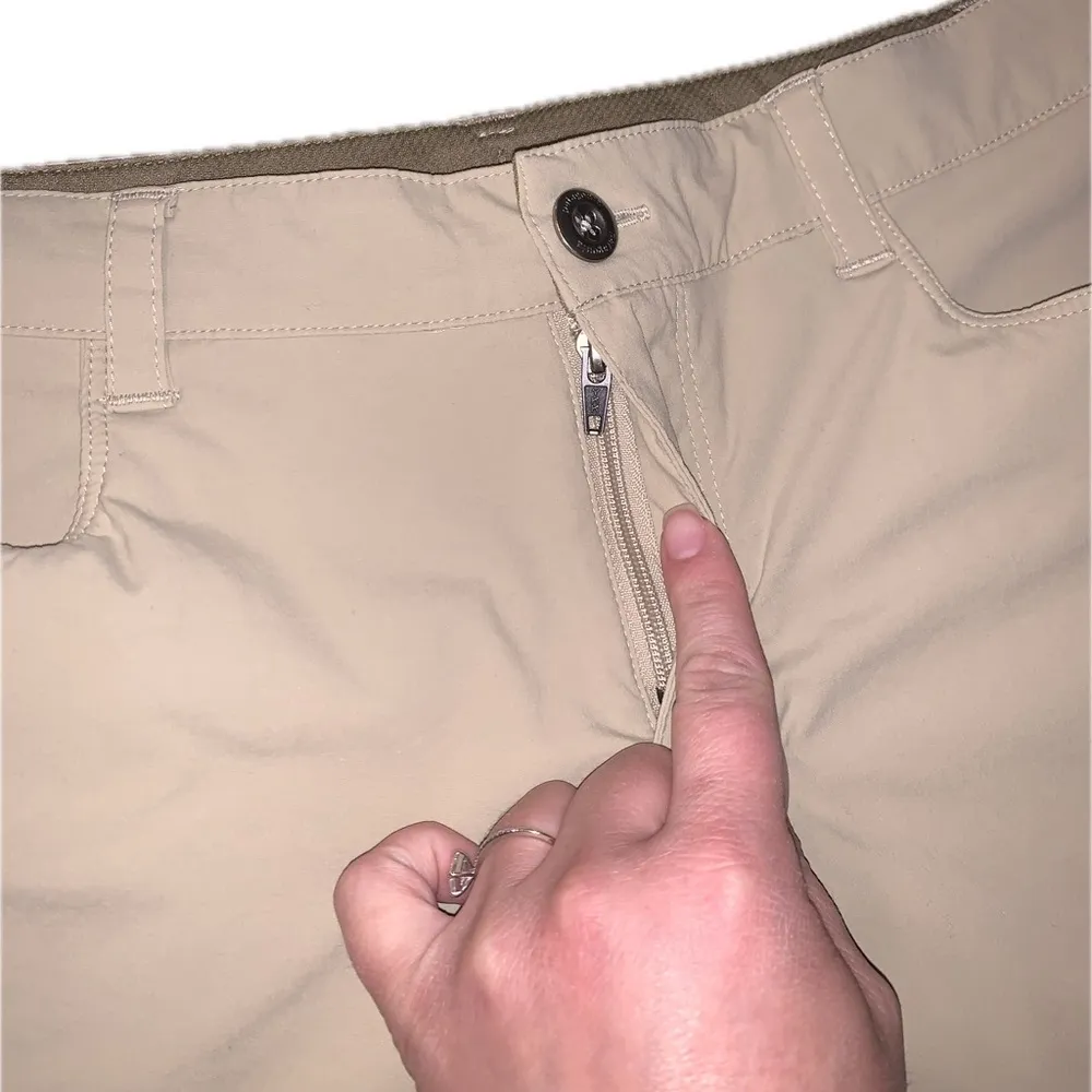 Patagonia Women's Light Tan  Khaki Shorts - Image 2