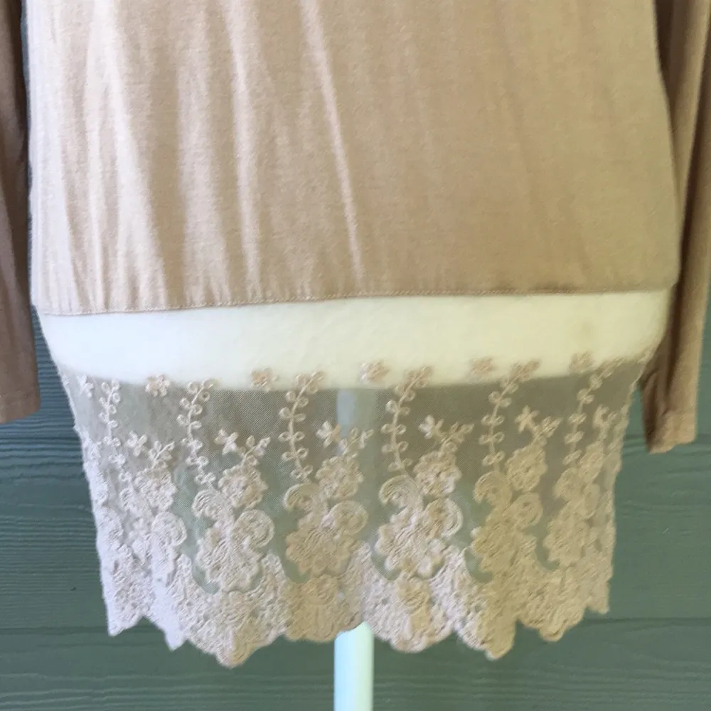 Coco & Carmen “Underneath” Lace Hem Top - Size S/M - Image 2