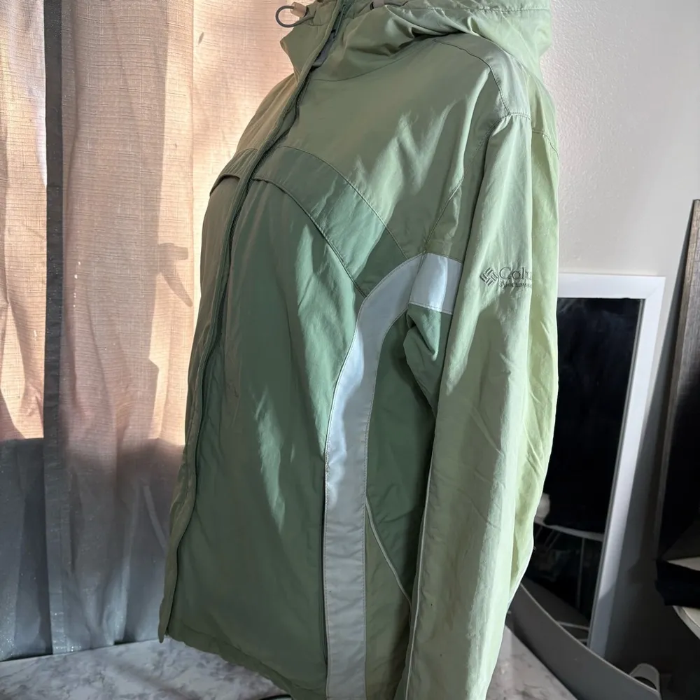 Colombia woman’s coat size med - Image 8