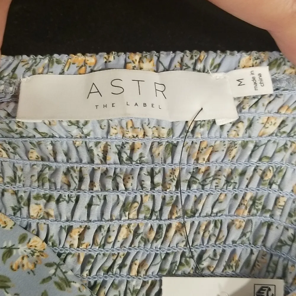 💕ASTR THE LABEL💕 Smocked Floral Print Top ~ Blue Peach Floral Medium M NWT - Image 8