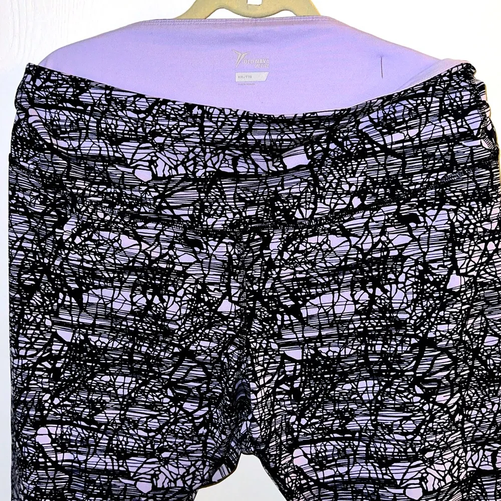 🌟3 for $21🌟 ON Active Capris XXL Light Purple with Abstract Dark Purple Print - Image 2