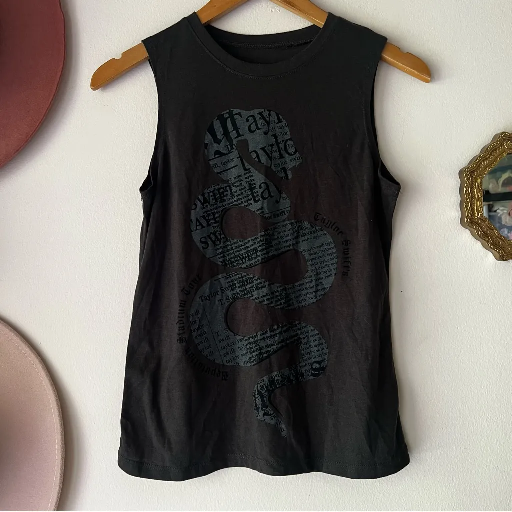 Taylor Swift Authentic Reputation Tour Merch Snake Top with Tour Dates‎ - Image 3