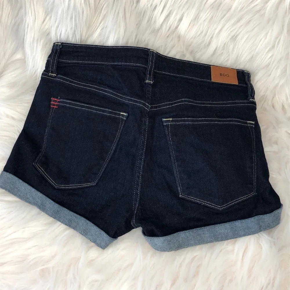 BDG Urban Outfitters Mid Rise Alexa Shortie Denim Dark Wash Jean Shorts size 26 - Image 6
